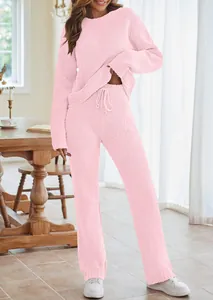Detailansicht eines rosa flauschigen Loungewear-Sets für Damen mit weicher Textur.