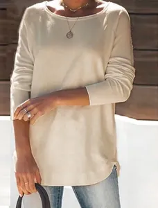 Detail van de zachte gebreide stof en de ronde halslijn van deze beige casual trui