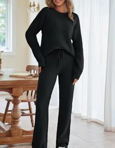 Gemütliches schwarzes Damen-Lounge-Set aus Fleece mit Rundhals-Top und Kordelzug-Hose.