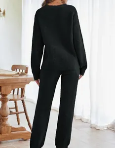 Rückansicht eines schwarzen flauschigen Damen Loungewear Sets mit langer Hose