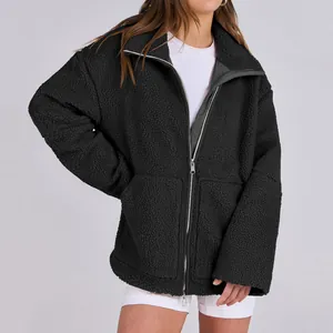 Dettaglio della giacca da donna in pile sherpa nero con cerniera e collo alto caldo
