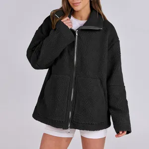 Primo piano della giacca in pile sherpa nero con zip integrale e collo alto