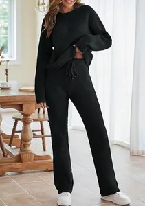 Vollansicht eines Models in einem gemütlichen schwarzen flauschigen Lounge-Set