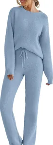 Detailansicht des hellblauen Damen-Lounge-Sets aus weichem Teddy-Fleece mit Kordelzug
