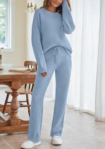 Gemütliches hellblaues, flauschiges Lounge-Set mit Langarmshirt und Kordelzughose.