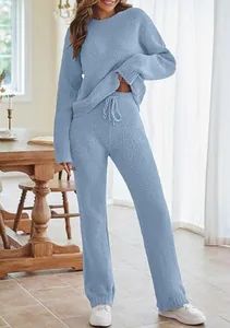 Gemütliches blaues Lounge-Set mit Langarmshirt und Kordelzughose für Herbst und Winter.