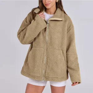 Giacca da donna in pile sherpa color cammello con collo alto, zip e ampie tasche