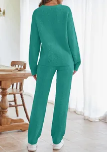 Rückansicht eines gemütlichen, flauschigen Loungewear-Sets in Türkis mit Oberteil und Hose