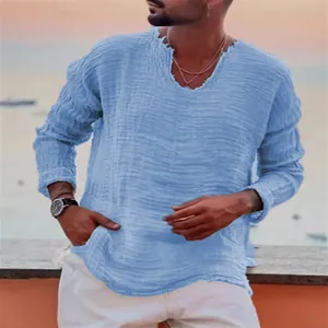 Vue détaillée d'une chemise en lin bleue pour hommes avec col en V effiloché et texture.
