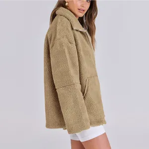 Vista laterale della giacca oversize in pile teddy da donna con collo alto e chiusura lampo.