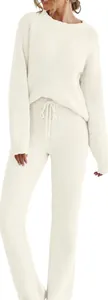 Gemütliches cremefarbenes flauschiges Lounge-Set mit Rundhalsausschnitt und Hose.