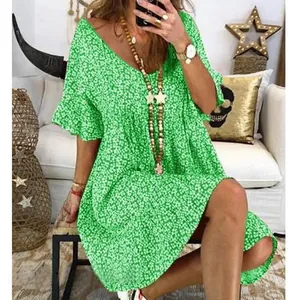Vestido corto holgado verde con estampado de flores, escote en V y manga campana