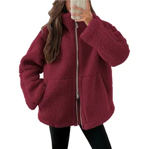 Dettaglio giacca in pile teddy bordeaux oversize con collo alto e zip frontale