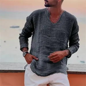Gros plan sur une chemise en lin gris décontractée avec col en V effiloché.