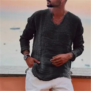 Vue détaillée d'une chemise en lin pour homme avec col en V, bords effilochés.