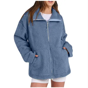 Dettaglio ravvicinato della morbida texture in pile sherpa blu di una giacca donna