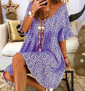 Detalle de un vestido azul con estampado de flores, mangas de campana y cuello en V