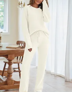 Detailansicht eines warmen Damen-Fleece-Hausanzugs mit Rundhalsausschnitt und Hose.