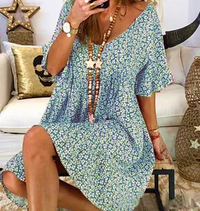 Vista detallada de un vestido boho floral con cuello en V y mangas acampanadas chic.