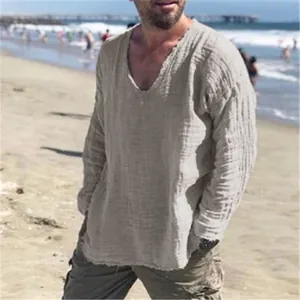 Gros plan sur une chemise décontractée en lin pour homme avec col en V et bords francs