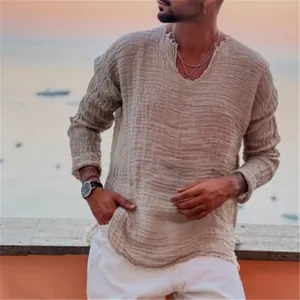 Gros plan d'une chemise décontractée en lin pour hommes avec col en V et bords effilochés