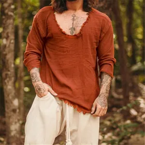 Détail d'une chemise décontractée en lin pour homme avec col en V effiloché de couleur rouille