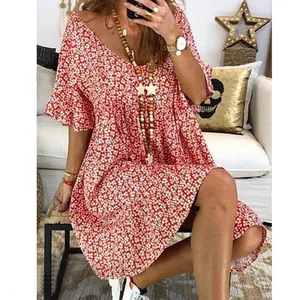 Primer plano de un vestido rojo con estampado floral y mangas de volante en modelo