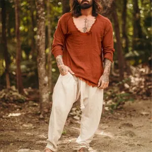 Chemise en lin rouille pour hommes avec bords effilochés dans un décor de forêt.