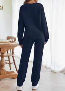 Rückansicht eines gemütlichen dunkelblauen flauschigen Strick-Loungewear-Sets.
