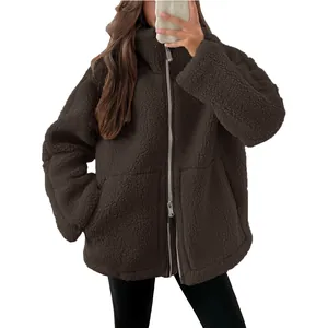 Giacca in pile sherpa marrone scuro oversize con collo alto e pratica cerniera lampo.