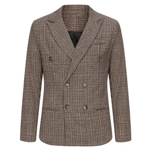 Vue détaillée du motif pied-de-poule marron sur un blazer croisé pour homme.