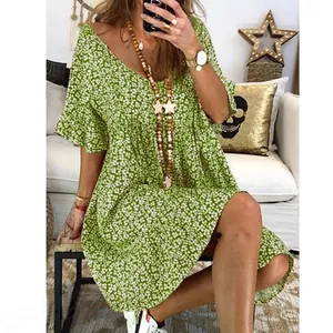 Detalle frontal de un vestido verde casual con cuello en V, estampado floral y mangas