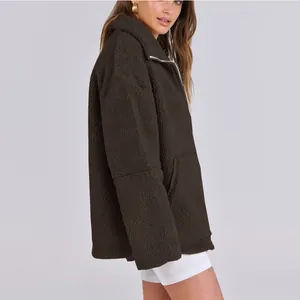Dettaglio della giacca da donna in pile sherpa marrone con collo alto e zip a metà