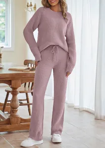 Ansicht des gemütlichen malvenfarbenen sherpa-strick-loungewear-sets mit oberteil