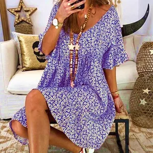 Elegante vestido bohemio holgado con flores moradas, mangas campana y cuello en V