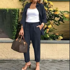 Ensemble décontracté deux pièces en lin bleu marine avec chemise et pantalon pour femme