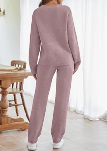 Rückansicht eines warmen, flauschigen Damen-Lounge-Sets in Mauve-Rosa mit langen Hosen