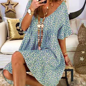 Vestido corto bohemio azul floral con mangas acampanadas y elegante escote en V