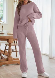 Gemütliches flauschiges lila Loungewear-Set mit Langarmshirt und Hose für Damen für den Winter