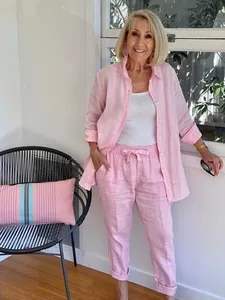 Élégant ensemble deux pièces en lin rose avec chemise à manches longues et pantalon