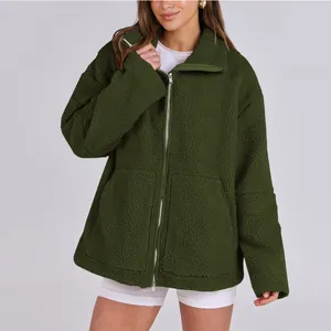 Primo piano della giacca in pile sherpa verde scuro da donna con dettaglio zip integrale