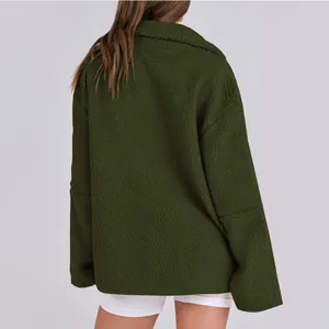 Vista posteriore dettagliata di una calda giacca in pile sherpa verde scuro da donna