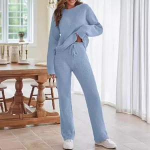 Warmes hellblaues Strick-Lounge-Set, zweiteilig mit langärmeligem Oberteil und Hose.