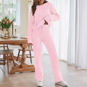 Gemütliches rosa flauschiges Loungewear-Set für Damen mit Rundhals-Top und Hose.