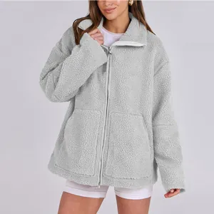 Dettaglio della giacca in pile sherpa grigia da donna con zip frontale e collo alto.
