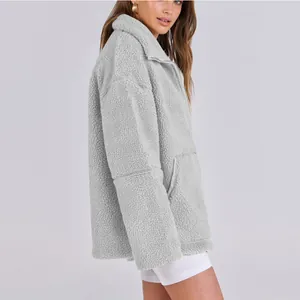 Vista laterale che mostra la trama in sherpa di questo cappotto grigio oversize con zip