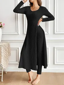 Elegante completo nero a coste in due pezzi con top lungo spaccato lateralmente e leggings