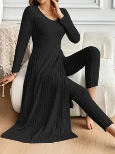 Elegante completo nero a coste due pezzi con top a spacco e pantaloni coordinati