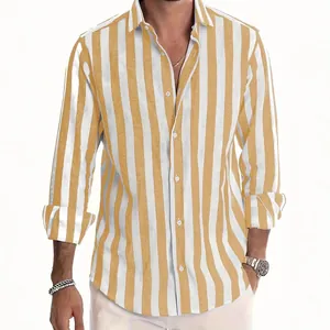 Detailopname van casual herenhemd met lange mouwen en geel-witte verticale strepen met knoop