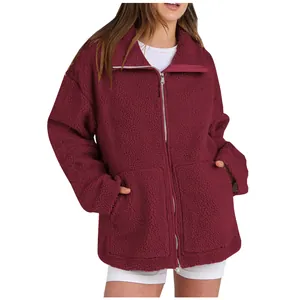 Primo piano di una giacca in pile sherpa bordeaux da donna con collo alto e chiusura zip